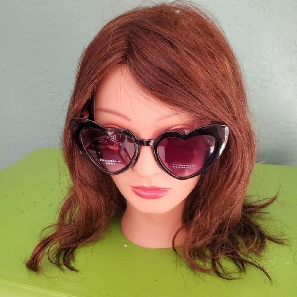 Heart shape black sunglasses - Picture 3 of 4